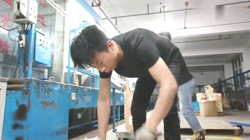 工厂着急发货,两小伙深夜加班,检验产品是否合格